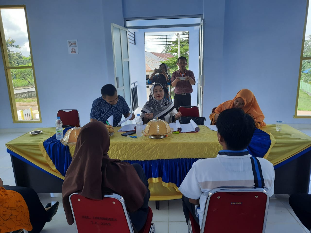 Suasana sesi wawancara calon anggota PPS di Kantor Kecamatan Palangga. Foto: Mediakendari.com/Erlin
