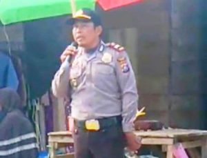 Kapolsek Poleang Timur Ajak Pedagang Pasar Toburi Cegah Corona