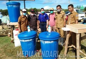 Waode Siti Sariani Sumbang Masker dan Alat Pembersih Untuk Masyarakat Mubar