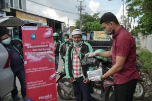 Astra Motor Makassar Bagi-Bagi Makanan ke Ojol