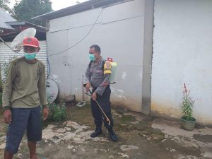 Dibantu Bhabinkamtibmas, Rumah Warga Desa Rambu-Rambu Jaya Disemprot Disinfektan