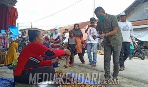 Ali Mardan Sebar Masker di Pasar Mawasangka