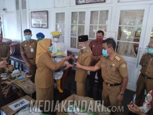 Wali Kota Baubau Serahkan Baju Pelindung Medis Bernilai Ratusan Juta