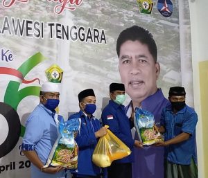 Nur Rahman Umar Serahkan 1.000 Paket Sembako ke Masyarakat Kolaka Utara