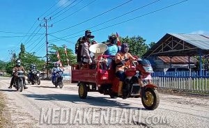 Bawa Toa Masjid, Relawan Covid-19 Desa Andoolo Bacakan Maklumat Kapolri Keliling Kampung