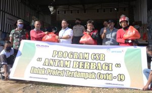 PT Antam UBPN Sultra Bagikan 1500 Paket Sembako Untuk Warga Miskin di Pomalaa