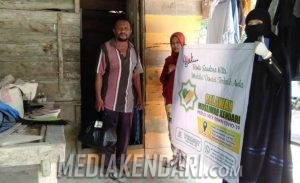 Relawan Muslimah Kendari Bagikan Ratusan Paket Sembako Untuk Warga Miskin