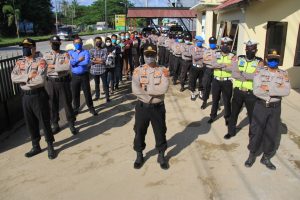 Laksanakan Perintah Kapolri, Jajaran Polsek Ranomeeto Gunakan Masker Saat Bertugas