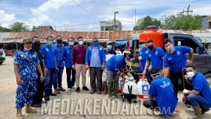 Pengurus DPW PAN Sultra dan Kota Kendari Semprot Disinfektan di Pasar Baruga