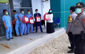 Kapolres Konsel Bagikan Nasi Dos Untuk Tenaga Medis Ruang Isolasi RS Konsel