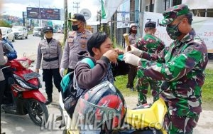 Personel Polri dan TNI Bersinergi Bagikan 10 Ribu Masker Untuk Pengendara