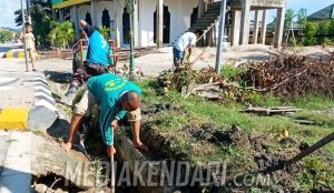 Warga Doule Gotong Royong Tangkal Banjir