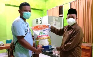 Kemenag Kota Kendari Bagikan Sembako Untuk Para Marbot