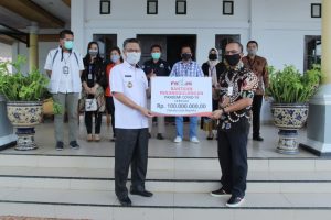 Pemkot Terima Bantuan OJK dan FKIJK Sultra Senilai Rp 100 Juta