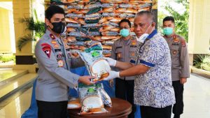 Pemkab Konawe Serahkan Bantuan 10 Ton Beras ke Polda Sultra