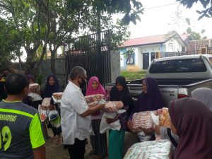 Dua Hari ini Bupati Konawe Bagi-Bagi Sembako ke Warga Kota Kendari