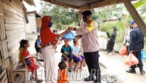 Hari Jadi Batalyon A, Brimob Polda Sultra Bagikan Sembako di Perbatasan Konsel – Kendari