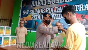 Sat Brimob Polda Sultra Sumbang Sembako ke Mahasiswa