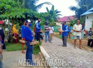 DPC Demokrat Muna Bagi-Bagi Sembako ke Warga Terdampak Corona