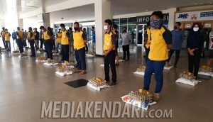 Momen Hari Buruh, Sat Brimob Polda Sultra Bagikan Sembako Untuk Porter Bandara