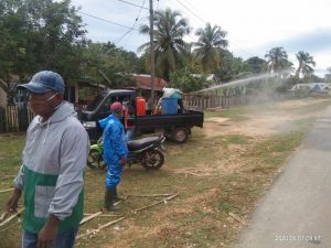 Sterilisasikan Jalan Raya, Tim Gugus Tugas Maperaha Lakukan Penyemprotan Disinfektan