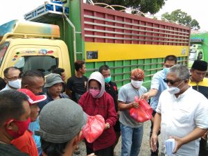 40 Buruh Gudang Dolog Terima Sembako dan Angpao