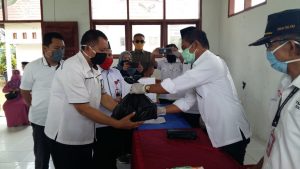 Warga di Dua Kecamatan Disalurkan Zakat ASN dan Jamaah Haji Kolut