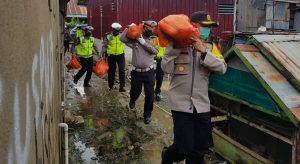 Kapolres Bombana Salurkan 470 Paket Sembako Untuk Warga Miskin di Dua Kecamatan
