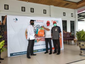 Program Berkah Ramadan, BNI Kendari Salurkan 500 Paket Sembako Untuk Warga Kendari