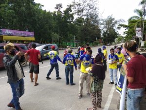 IMI Sultra Berbagi Takjil dan Masker Untuk Pengendara di Kendari