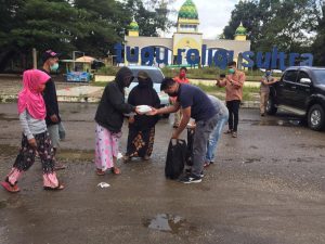 Relawan Indonesia Bersatu Bagikan Paket Makanan di Sejumlah Titik di Kendari