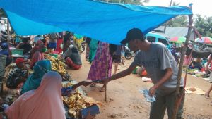 Dukung Pencegahan Covid-19, Mahasiswa Desa Lohia Bagikan Masker Untuk  Pedagang Pasar