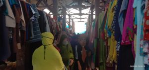 Abaikan Imbauan Pemerintah, Pengunjung Pasar Watubangga Enggan Gunakan Masker