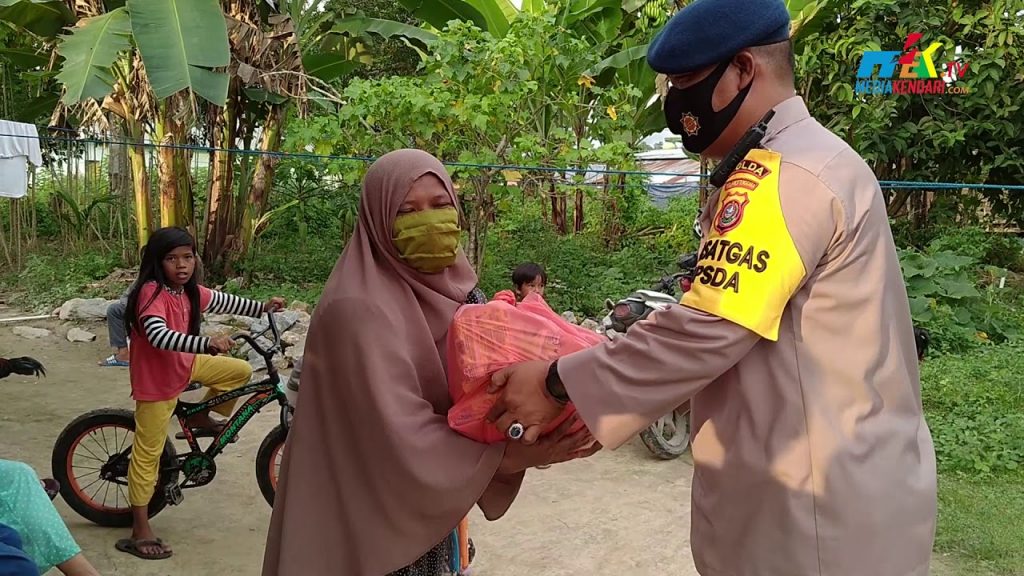 HUT Batalyon A Ke-7, Brimob Polda Sultra Bagi Sembako dan Takjil