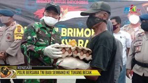 Polri Bersama TNI Bagi Sembako ke Tukang Becak