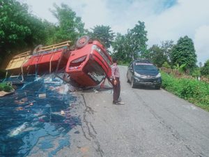 Truk Pemuat Kaca Untuk Bandara HO Terbalik di Kolut