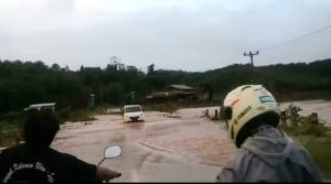 Banjir Mulai Meluap di Jalan Trans Sulawesi Konut