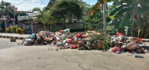 Tumpukan Sampah Hiasi Jalan Ibu Kota Bombana, Ini Penyebabnya