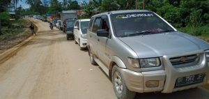 Rusak Berat Akibat Diguyur Hujan, Proyek Jalan di Pondidaha Sebabkan Antrian Panjang