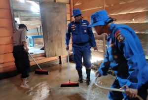 Polairud Polda Sultra Bantu Bersihkan Rumah Warga Pasca Banjir