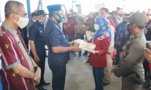 Samahuddin Bagikan 1.000 Paket Sembako Pemprov ke Pedagang Buteng