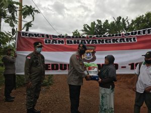 Jelang HUT Bhayangkara, Brimob Polda Sultra Bagi Sembako di Konut