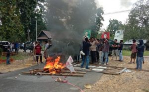 Tuntut Perbaikan Jalan, Warga Tongkuno Blokir Poros Penghubung Tiga Kabupaten