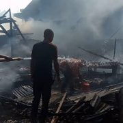 30 ton kapuk, bahan dasar pembuatan kasur dalam gudang di Kota Baubau hangus terbakar