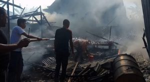 30 Ton Kapuk Bahan Pembuatan Kasur di Baubau Terbakar