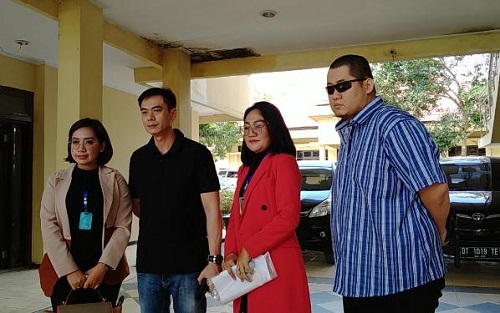 Direktur PT KPP, Edy Wijaya (Baju Hitam) saat berkunjung ke Polda Sultra.