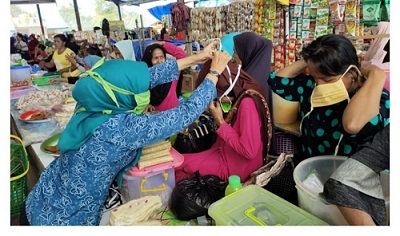 Pembagian Masker di Pasar Mina-Minanga