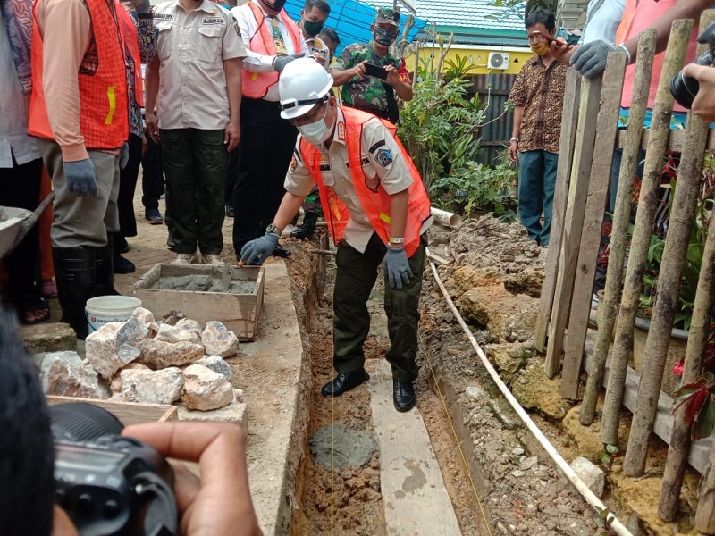 Program Kotaku, Sulkarnain Kadir Kembali Meletakkan Batu Pertama di Kelurahan Mataiwoi