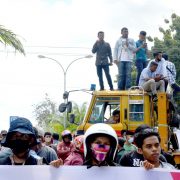 Demonstran Tandingan Kecam Kelompok Pembakar Pocong Gubernur Ali Mazi. Foto: Rahmat R