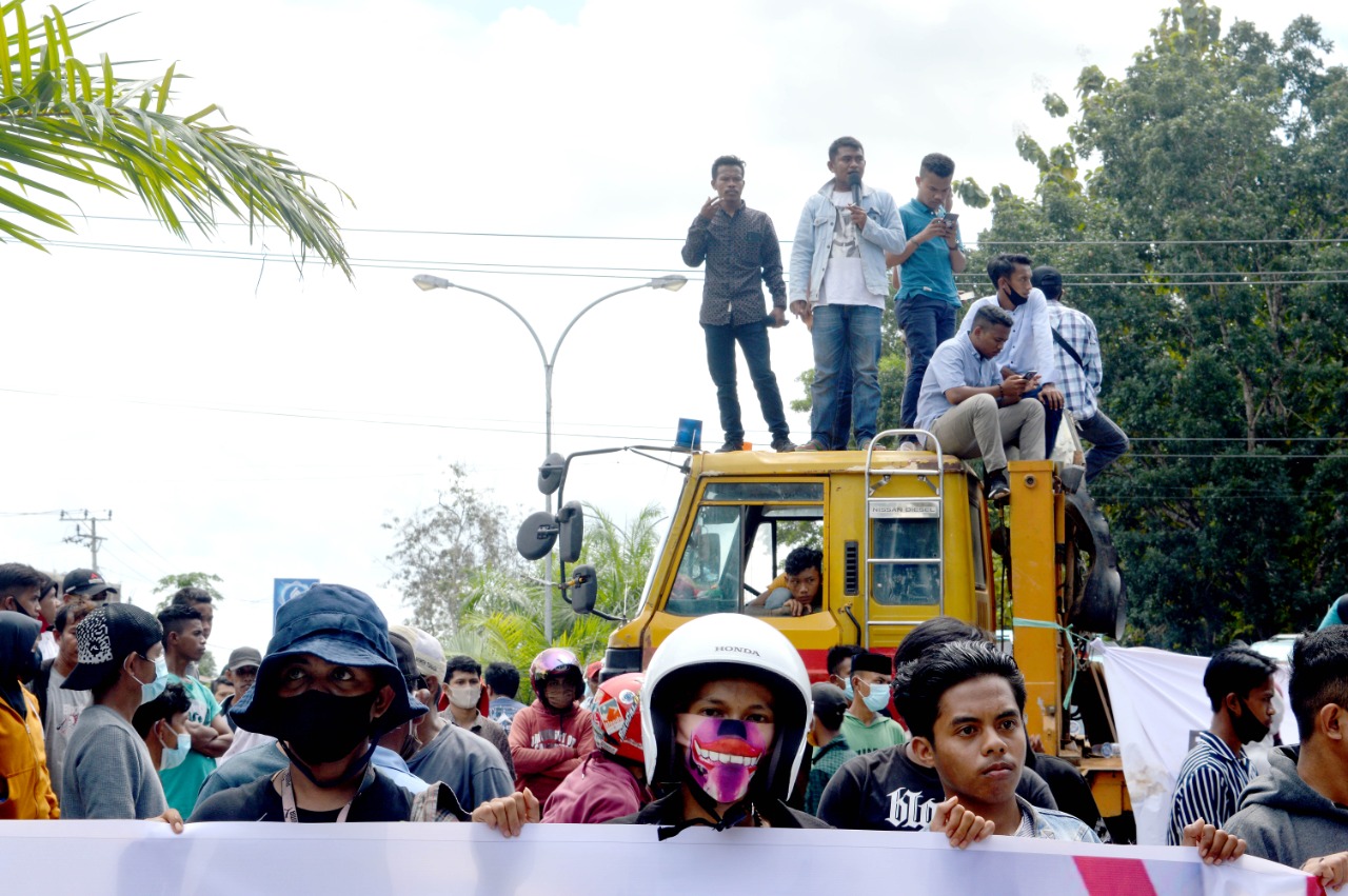 Demonstran Tandingan Kecam Kelompok Pembakar Pocong Gubernur Ali Mazi. Foto: Rahmat R